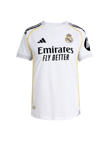 Rinde homenaje al icónico hogar del Real Madrid con este conjunto adidas para los más pequeños.