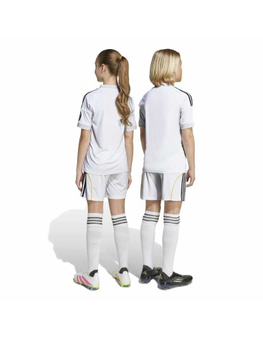 Rinde homenaje al icónico hogar del Real Madrid con este conjunto adidas para los más pequeños.