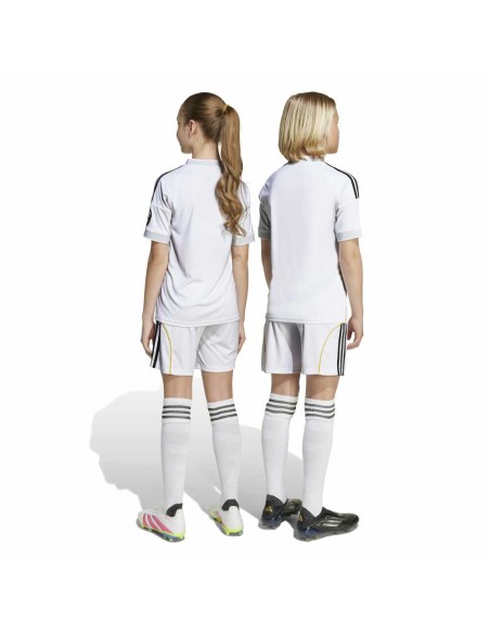 Rinde homenaje al icónico hogar del Real Madrid con este conjunto adidas para los más pequeños.